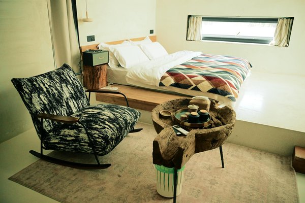 Boostez votre chambre avec une table de chevet stylée