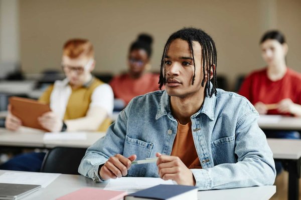 Comment aménager un coin lecture dans une bibliothèque personnelle?
