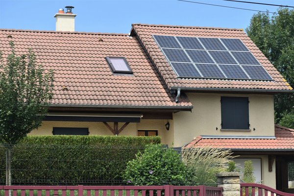Comment sélectionner un système de stockage d'énergie solaire pour une maison autonome ?