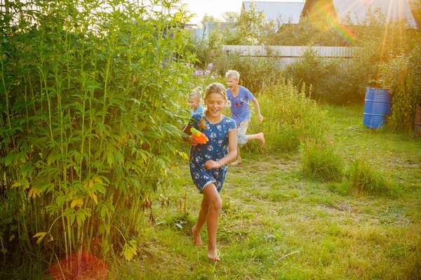 Comment concevoir un espace de jeu extérieur pour enfants avec des matériaux recyclés?