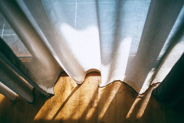 Comment choisir des rideaux thermiques pour améliorer l'efficacité énergétique d'une maison ?