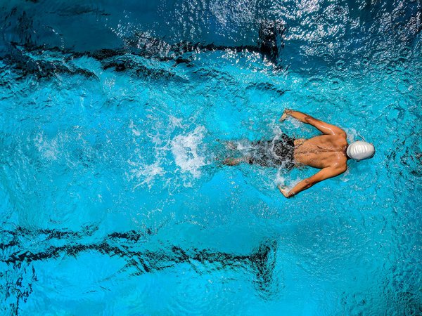 Comment installer un système de surveillance de la qualité de l'eau pour une piscine publique?