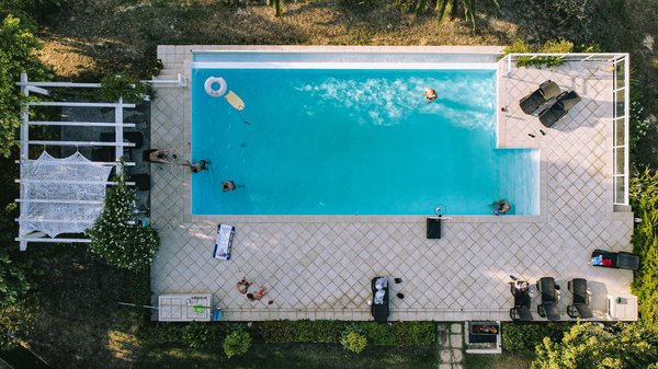 Quels sont les critères pour choisir un revêtement de piscine résistant aux UV?